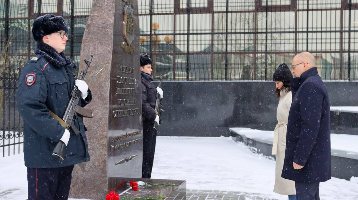 В Югре полицейские почтили память коллег, погибших при исполнении служебного долга В преддверии Дня сотрудника органов внутренних дел Российской Федерации состоялось возложение цветов к Обелиску сотрудникам органов... В Югре полицейские почтили память коллег, погибших при исполнении служебного долга В преддверии Дня сотрудника органов внутренних дел Российской Федерации состоялось возложение цветов к Обелиску сотрудникам органов...