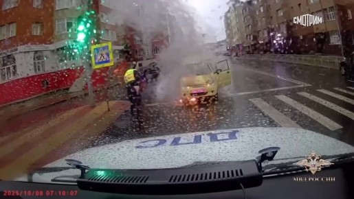 В Ханты-Мансийске полицейские спасли женщину с детьми из горящей машины, сообщила Ирина Волк