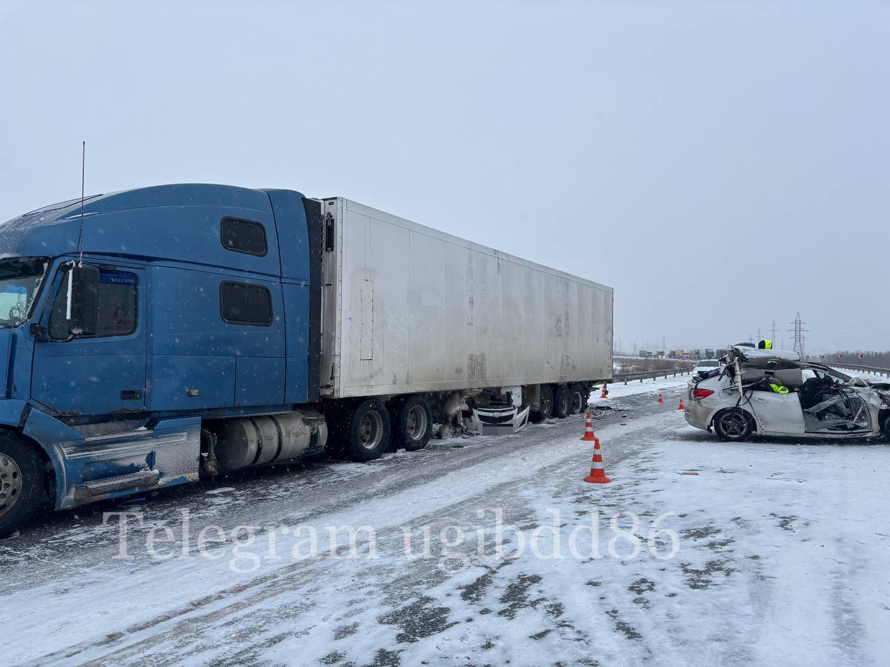 Сегодня, около 07:15 на 13 км автодороги «подъезд к г. Сургуту» 42-летний водитель «Chevrolet», по предварительным данным, допустил наезд на стоящее транспортное средство «Volvo» Сегодня, около 07:15 на 13 км автодороги «подъезд к г. Сургуту» 42-летний водитель «Chevrolet», по предварительным данным, допустил наезд на стоящее транспортное средство «Volvo»