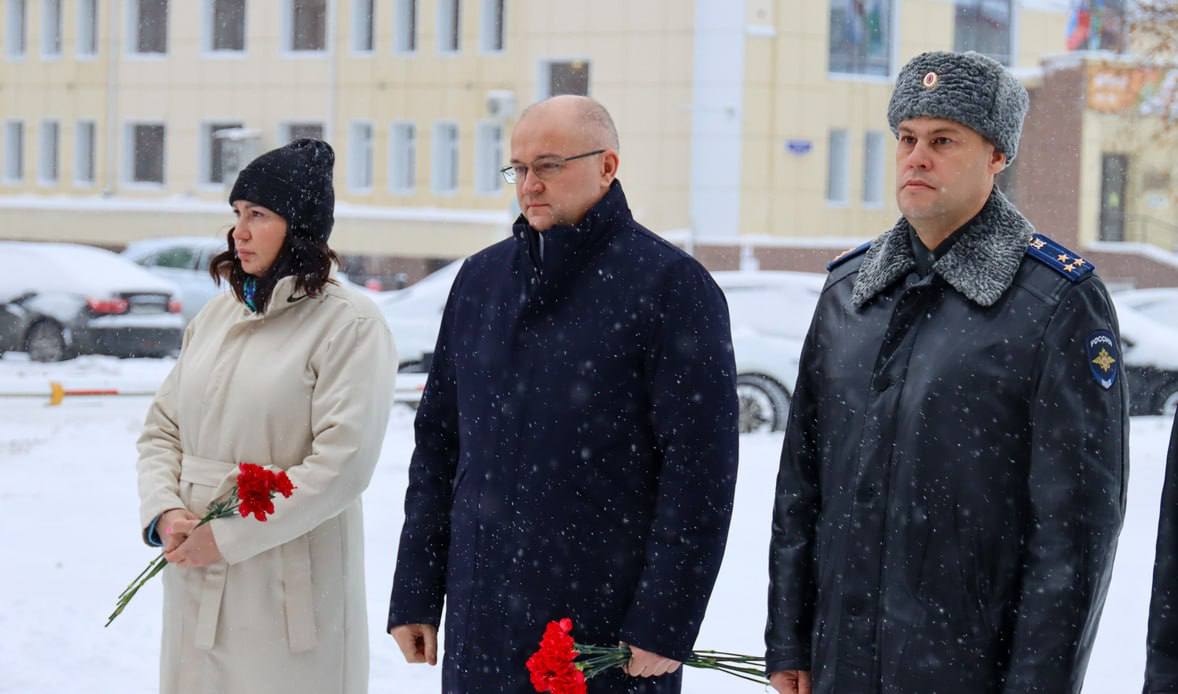 В Югре полицейские почтили память коллег, погибших при исполнении служебного долга В преддверии Дня сотрудника органов внутренних дел Российской Федерации состоялось возложение цветов к Обелиску сотрудникам органов...