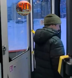 Водитель нижневартовского автобуса поговорил с иностранным пассажиром и лишился работы