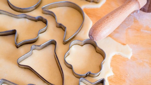 Нож не понадобится: вот как вырезать фигурное печенье, если нет формочек
