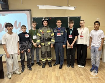 Сотрудники 4 пожарно-спасательного отряда приняли участие в фестивале «Шаг в профессию» в Нягани