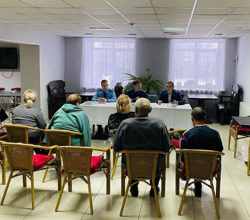 Заместитель прокурора округа Александр Чернышев посетил пункт временного размещения вынужденных переселенцев в г. Нягани