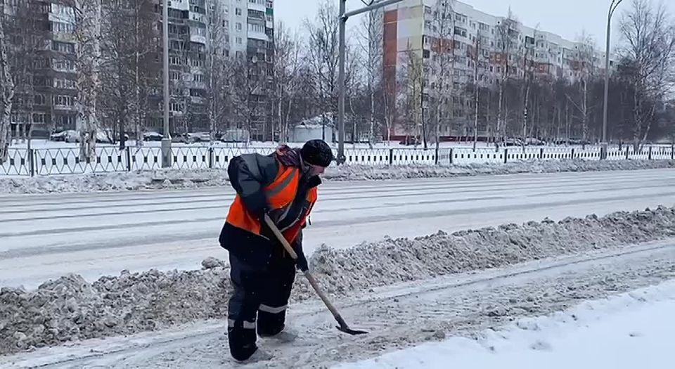 Коммунальщики рассказали и показали вартовчанам, как чистят снег на дорогах и тротуарах