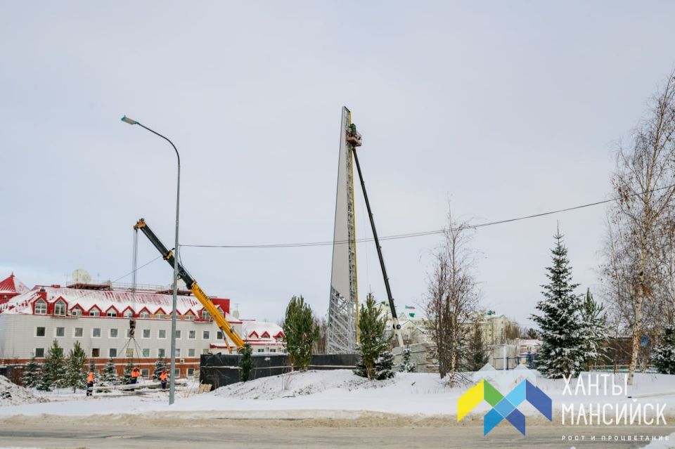 В Ханты-Мансийске установили 28-метровую стелу «Город трудовой доблести»