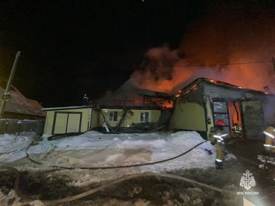 Пожар в Советском уничтожил строение с гаражом, домом и баней