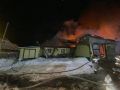 Пожар в Советском уничтожил строение с гаражом, домом и баней