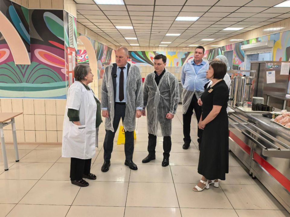 Юрий Чекунов проверил качество питания в школьных столовых