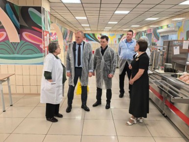 Юрий Чекунов проверил качество питания в школьных столовых