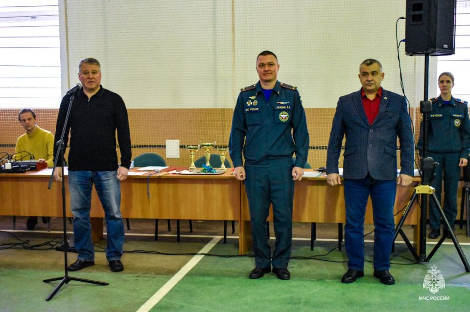 Пожарно-спасательный спорт среди школьников: юные участники ХантыМансийска соревновались в подъёме по штурмовой лестнице