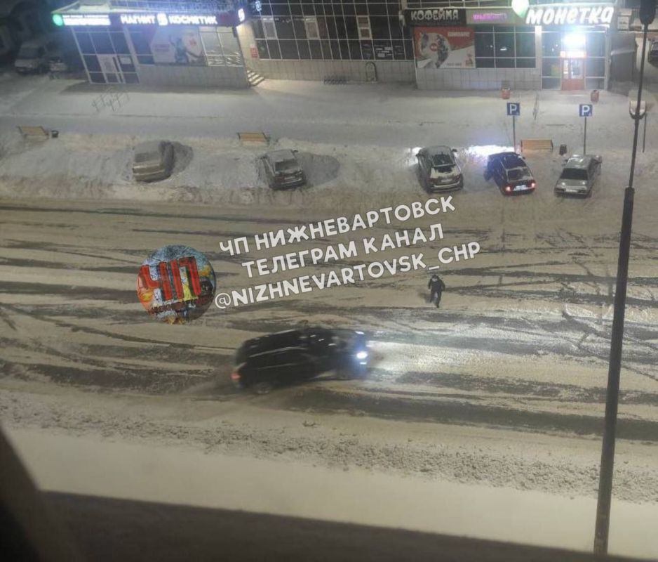 Ночная суета на Мира. Вартовчане пожаловались на шумную компанию, которая собрала комбо из нарушений у ТЦ Белые ночи: Время пол одиннадцатого