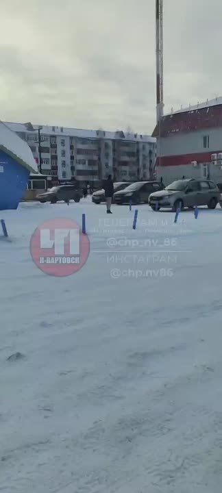 Странный персонаж без штанов был замечен возле «Пятёрочки» на Интере