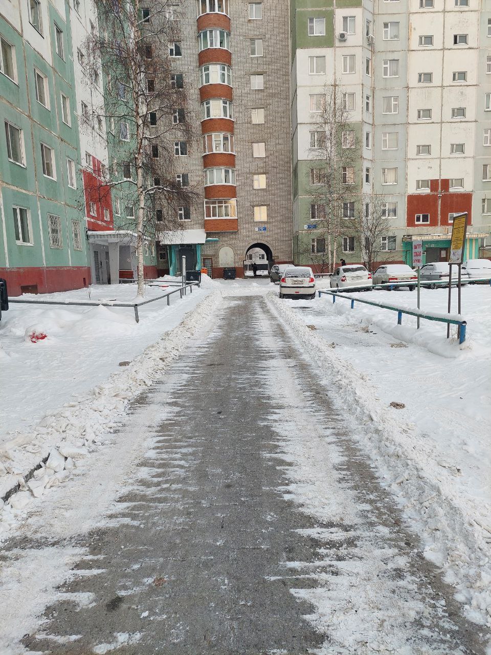 В Нижневартовске продолжается уборка снега В Нижневартовске продолжается уборка снега