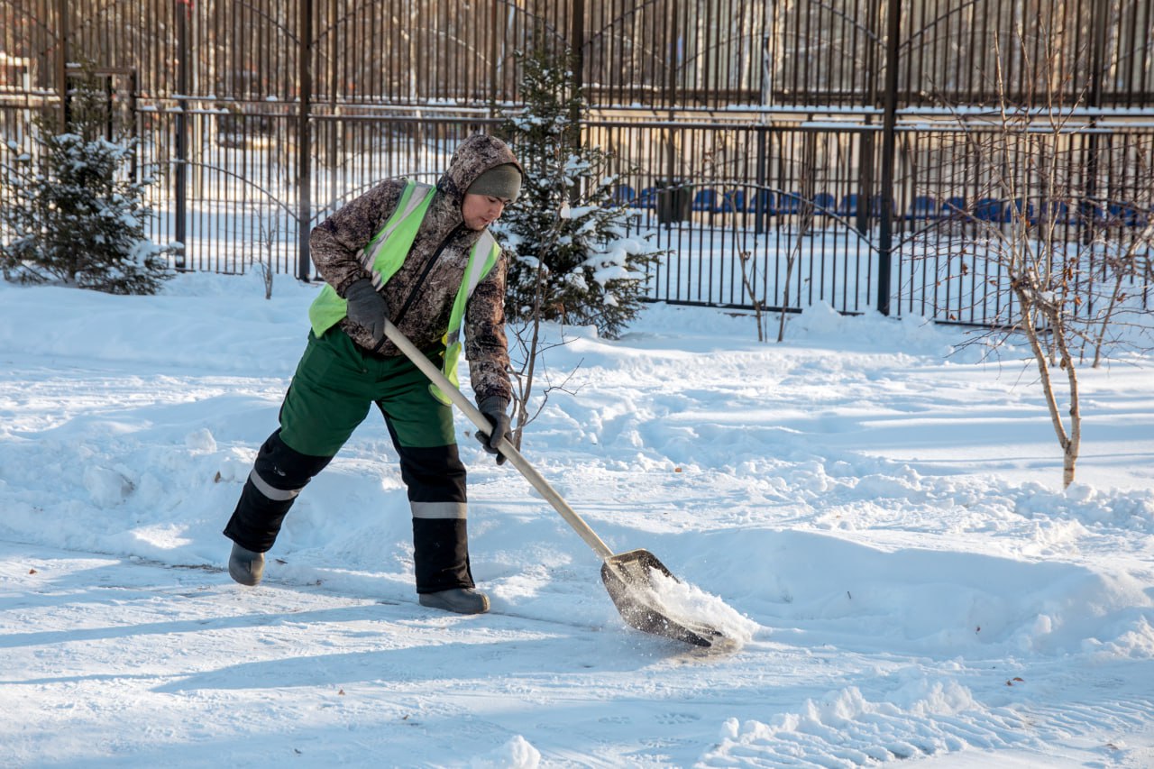 Скверы и парки Сургута очищают от снега Скверы и парки Сургута очищают от снега