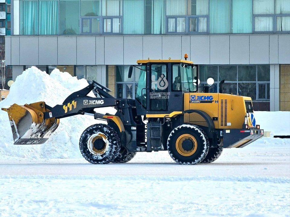 Уборка и вывоз снега в Нефтеюганске 14 ноября