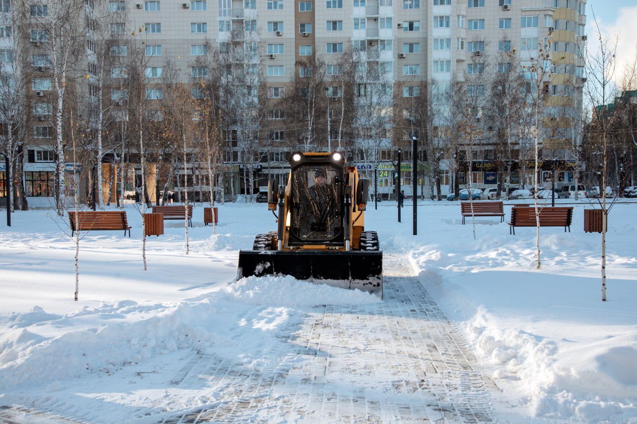 Скверы и парки Сургута очищают от снега Скверы и парки Сургута очищают от снега