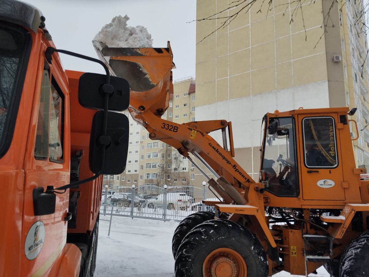 В Нижневартовске продолжается уборка снега В Нижневартовске продолжается уборка снега