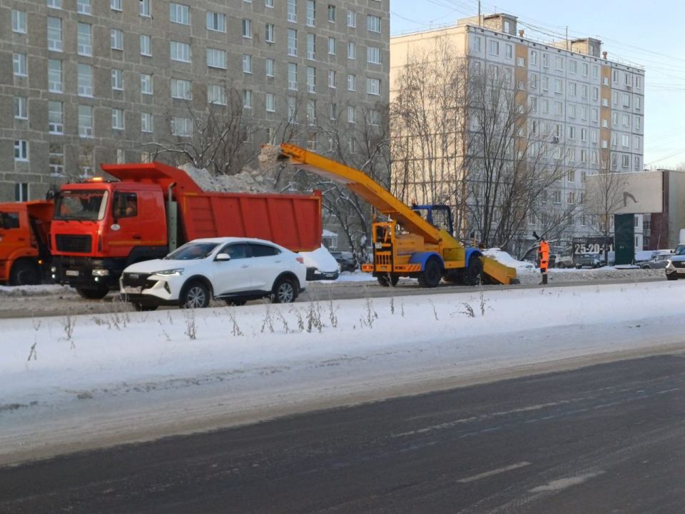 В Нижневартовске продолжается уборка снега