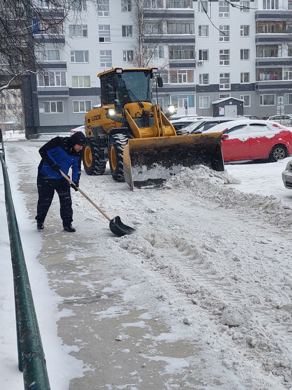 В Нижневартовске продолжается уборка снега В Нижневартовске продолжается уборка снега