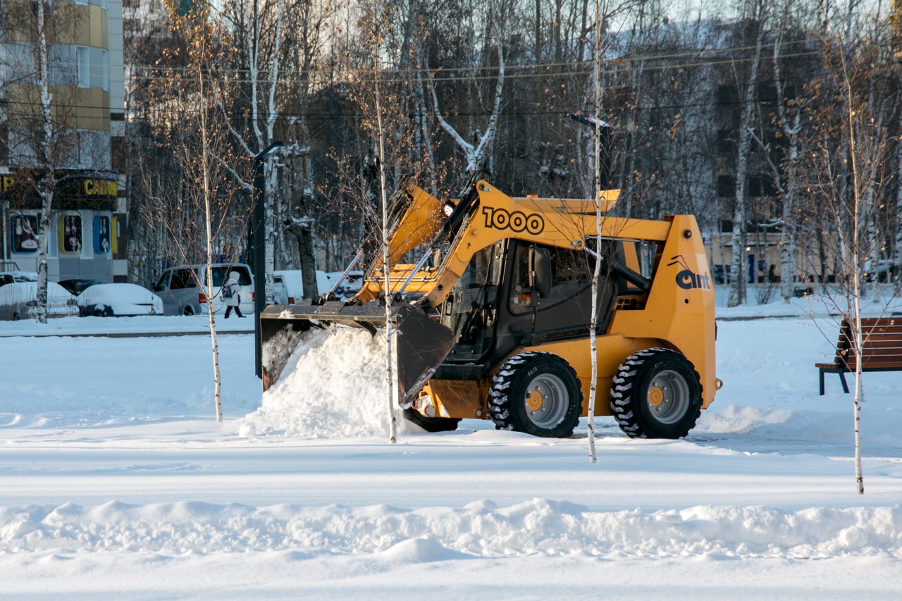 Скверы и парки Сургута очищают от снега