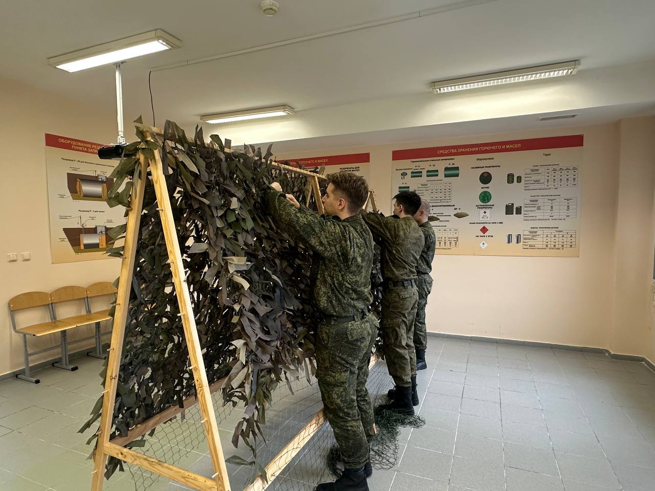 Студенты Югорского госуниверситета отправили бойцам письма и маскировочные сети