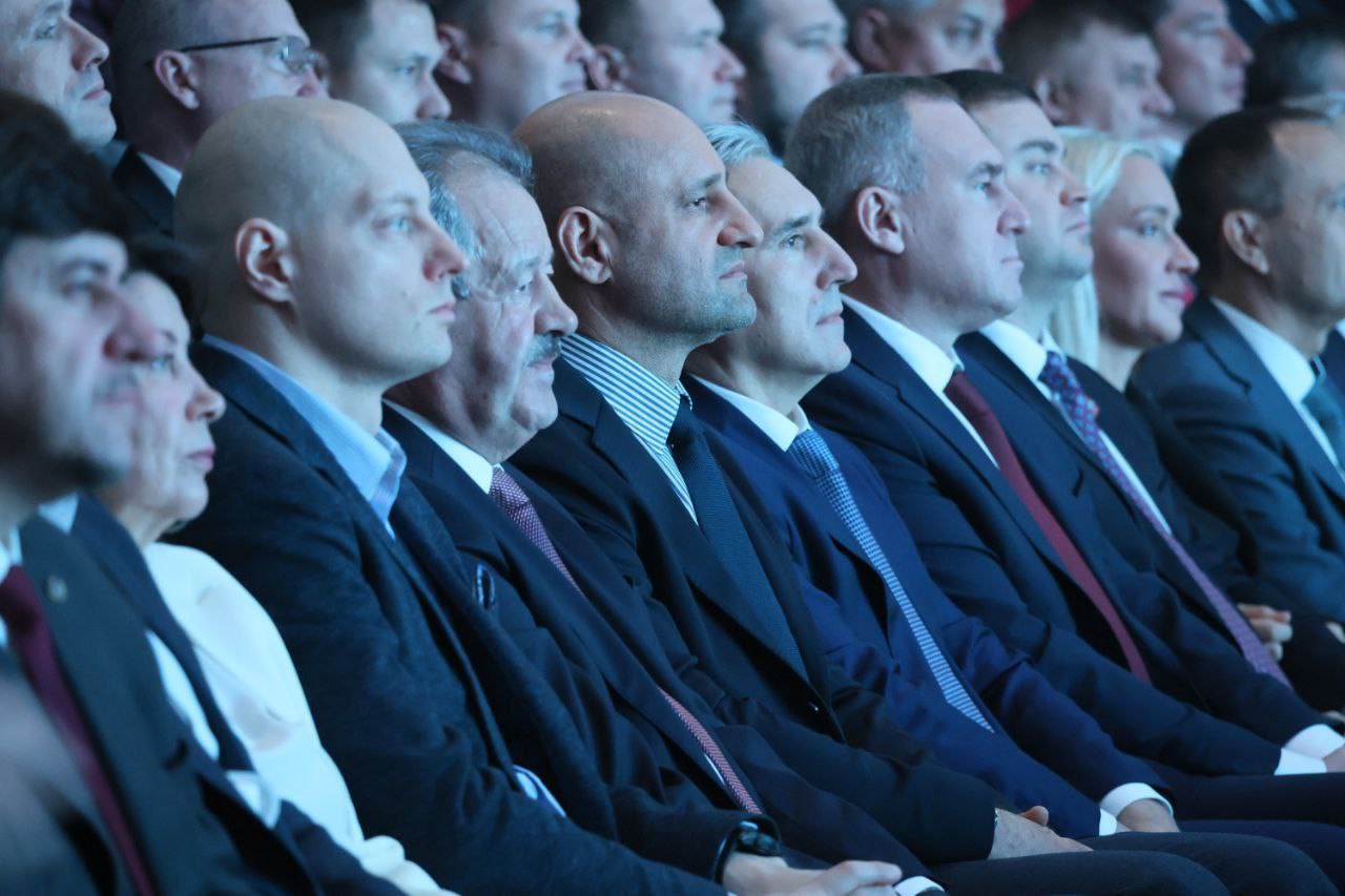 Артём Жога: Сегодня работаю в Тюмени. Поздравил сотрудников "Мостострой-11" с юбилеем компании Артём Жога: Сегодня работаю в Тюмени. Поздравил сотрудников "Мостострой-11" с юбилеем компании