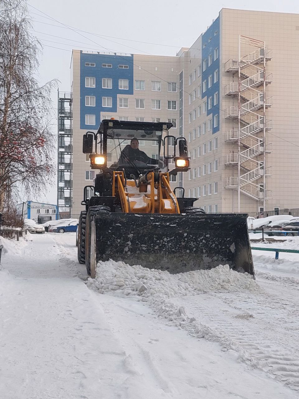 В Нижневартовске продолжается уборка снега В Нижневартовске продолжается уборка снега