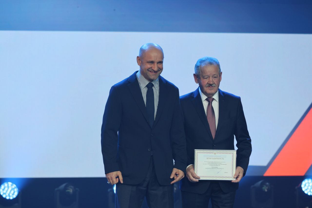 Артём Жога: Сегодня работаю в Тюмени. Поздравил сотрудников "Мостострой-11" с юбилеем компании Артём Жога: Сегодня работаю в Тюмени. Поздравил сотрудников "Мостострой-11" с юбилеем компании