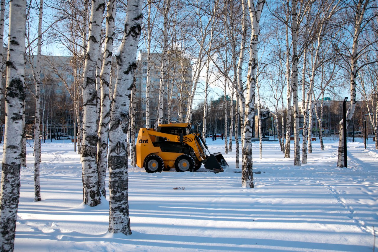 Скверы и парки Сургута очищают от снега Скверы и парки Сургута очищают от снега