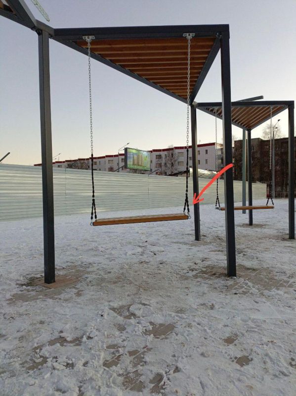 Вартовчанам не понравились качели, установленные на новом бульваре у Комсомольского озера