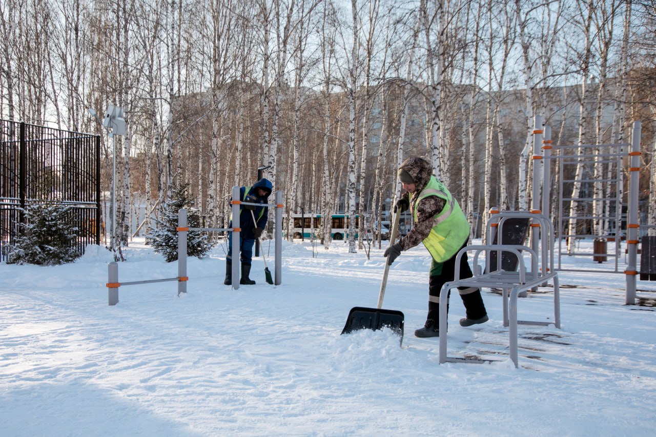 Скверы и парки Сургута очищают от снега Скверы и парки Сургута очищают от снега