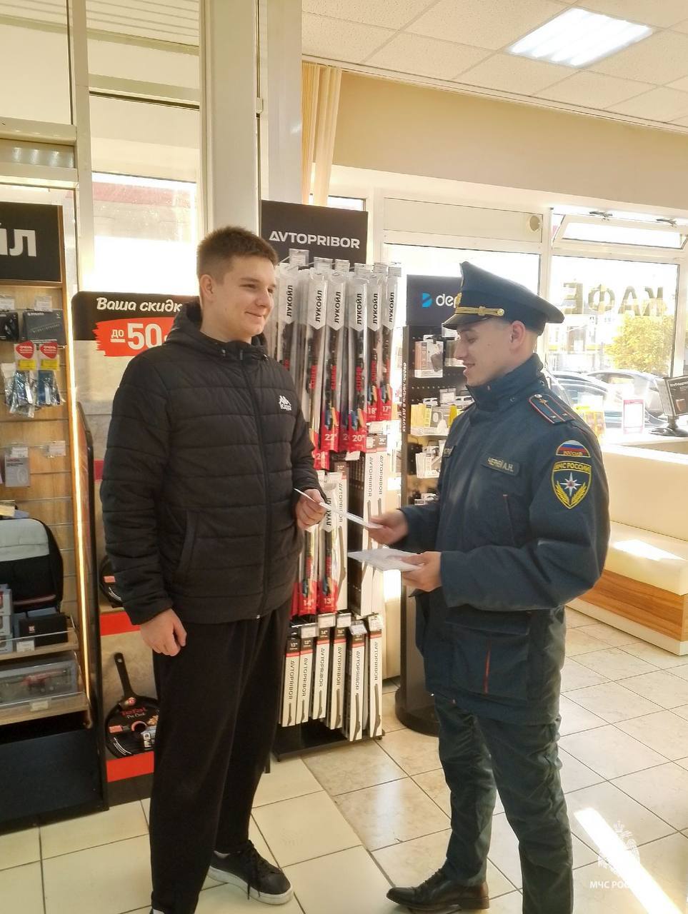 Сотрудники МЧС Югры проводят профилактическую работу с автолюбителями с понижением температур