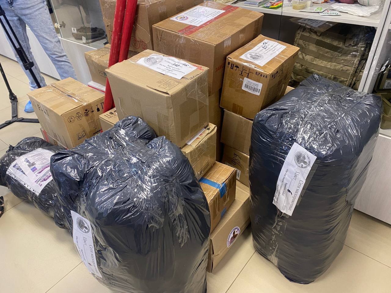 По инициативе главы города Юрия Чекунова волонтеры нефтеюганской автономной некоммерческой организации «Тепло для солдата Z» собрали очередную партию гуманитарного груза для отправки в зону проведения СВО По инициативе главы города Юрия Чекунова волонтеры нефтеюганской автономной некоммерческой организации «Тепло для солдата Z» собрали очередную партию гуманитарного груза для отправки в зону проведения СВО