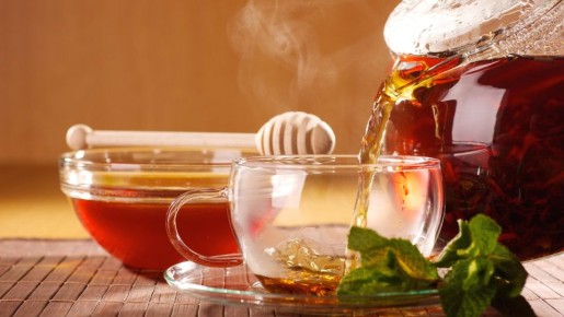 Полнейшая бессмыслица: вот почему мед в чай все-таки лучше не добавлять