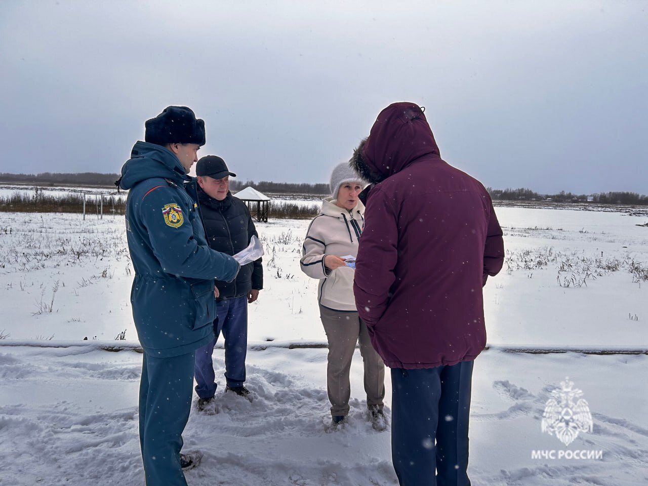 Тонкий лед коварен. С установлением отрицательных температур на водных объектах округа наблюдается процесс ледообразования Тонкий лед коварен. С установлением отрицательных температур на водных объектах округа наблюдается процесс ледообразования