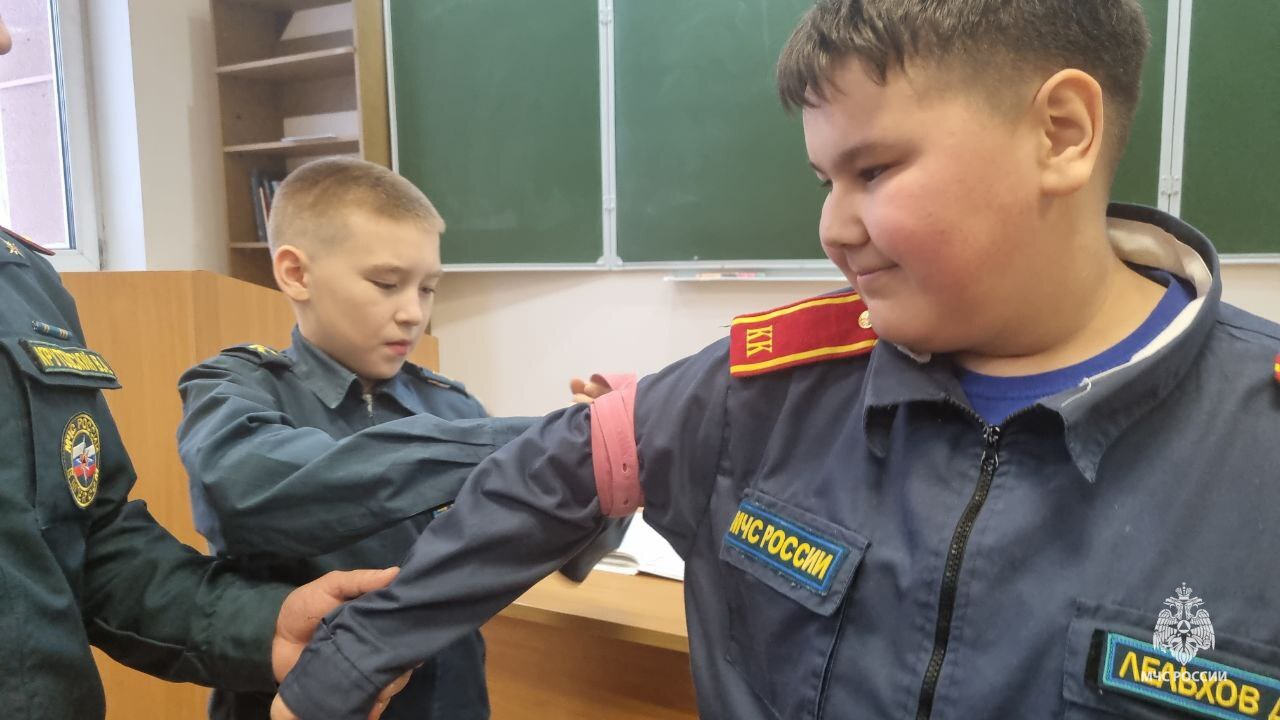 Навыки, которые спасают жизни: белоярские кадеты МЧС России учились останавливать кровотечение Навыки, которые спасают жизни: белоярские кадеты МЧС России учились останавливать кровотечение