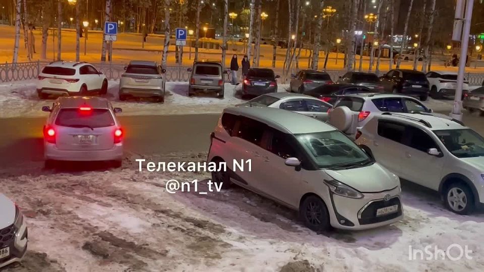 Так можно?. Ребята на черной машине ехали по проспекту Победы, эффектно дрифтом развернулись на 180 градусов и припарковались у входа в ГринПарк