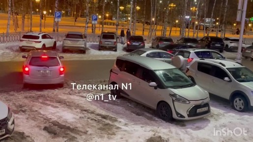 Так можно?. Ребята на черной машине ехали по проспекту Победы, эффектно дрифтом развернулись на 180 градусов и припарковались у входа в ГринПарк