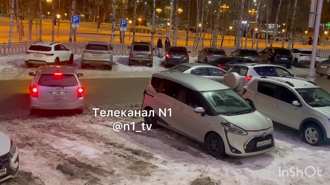 Так можно?. Ребята на черной машине ехали по проспекту Победы, эффектно дрифтом развернулись на 180 градусов и припарковались у входа в ГринПарк