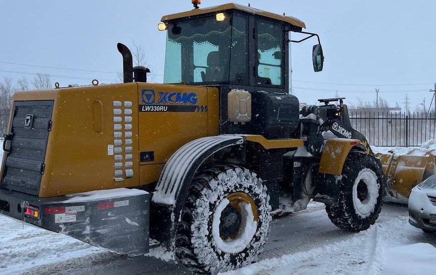 Уборка и вывоз снега в Нефтеюганске 16 ноября