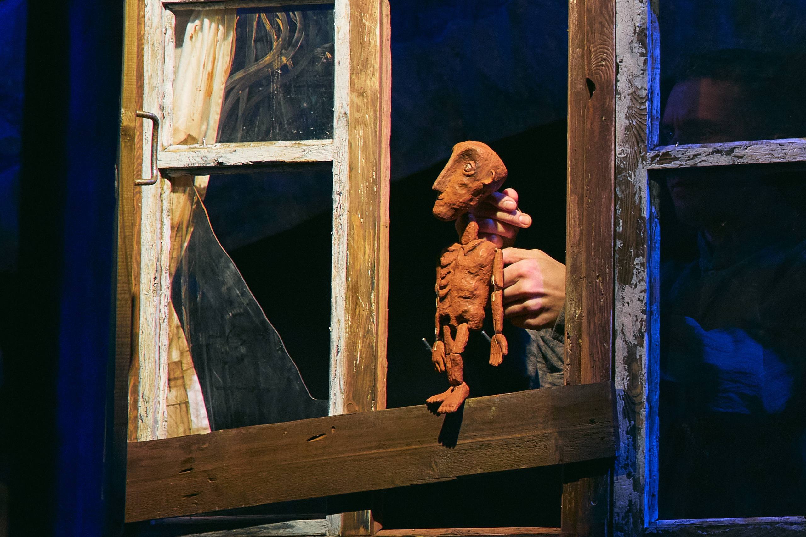 В Ханты-Мансийском театре кукол ожила история о любви, которая способна прорасти даже сквозь самую вытоптанную войной землю В Ханты-Мансийском театре кукол ожила история о любви, которая способна прорасти даже сквозь самую вытоптанную войной землю