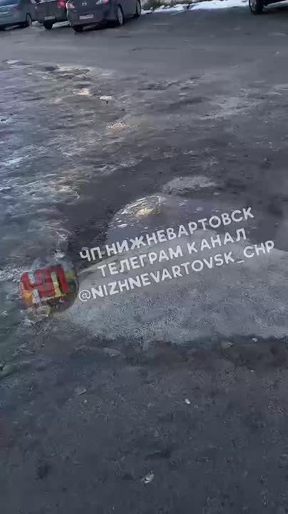 Гейзер на Мира, 27. Об этом сообщают вартовчане в соцсетях