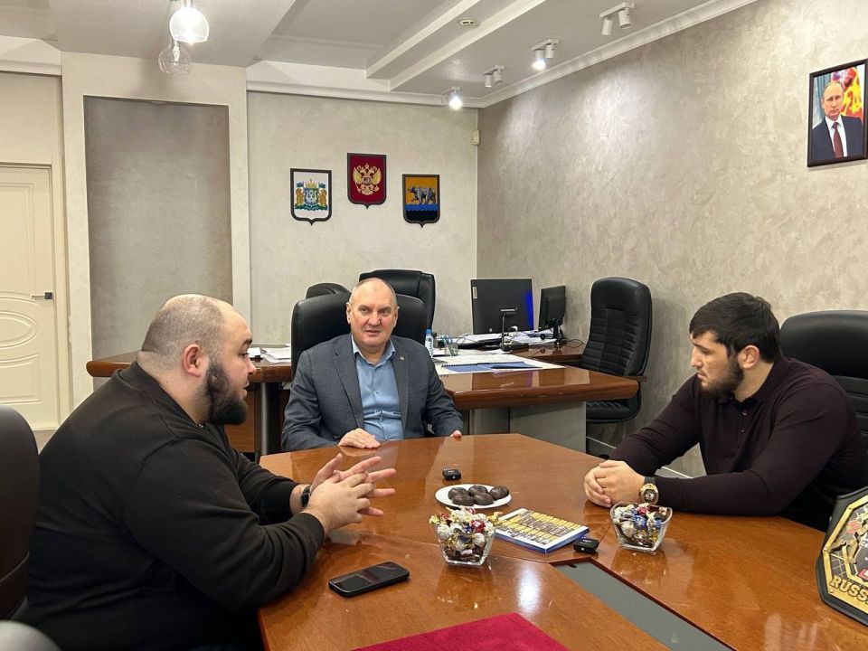 Глава города встретился с чемпионом мира по смешанным единоборствам Гамзатом Сиражудиновым и его тренером и старшим братом Рашидом Сиражудиновым