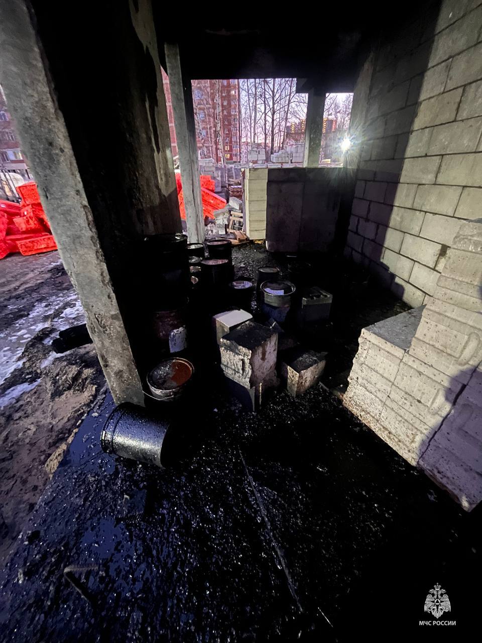 Пожар на стройплощадке в Сургуте: огнеборцы не допустили распространения огня Пожар на стройплощадке в Сургуте: огнеборцы не допустили распространения огня