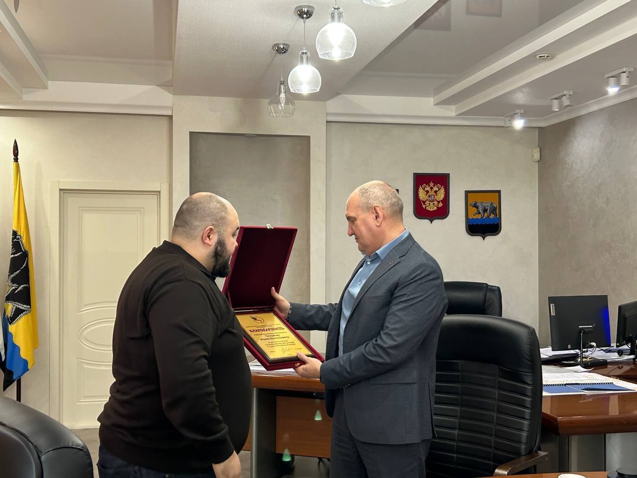 Глава города встретился с чемпионом мира по смешанным единоборствам Гамзатом Сиражудиновым и его тренером и старшим братом Рашидом Сиражудиновым Глава города встретился с чемпионом мира по смешанным единоборствам Гамзатом Сиражудиновым и его тренером и старшим братом Рашидом Сиражудиновым