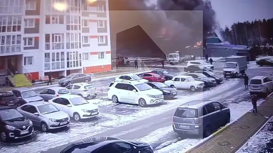 Страшный пожар вспыхнул в магазине в Сургуте