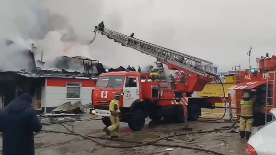 Причиной пожара в сетевом магазине Сургута стал взрыв газового баллона