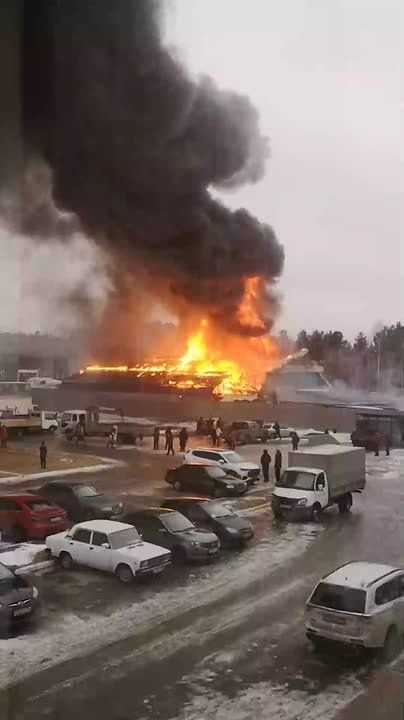 Продуктовый магазин загорелся в Сургуте на площади 200 квадратных метров, сообщили в МЧС Югры