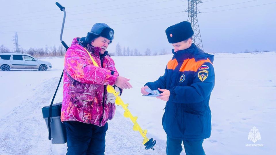 Осторожно, тонкий лед!. На акватории «Голубого озера» в Нефтеюганске состоялся совместный профилактический рейд, организованный сотрудниками 6 пожарно-спасательного отряда и инспекторами ГИМС МЧС России